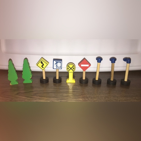 9 Piece Wooden Train Track Accessories Lot - Picture 3 of 4